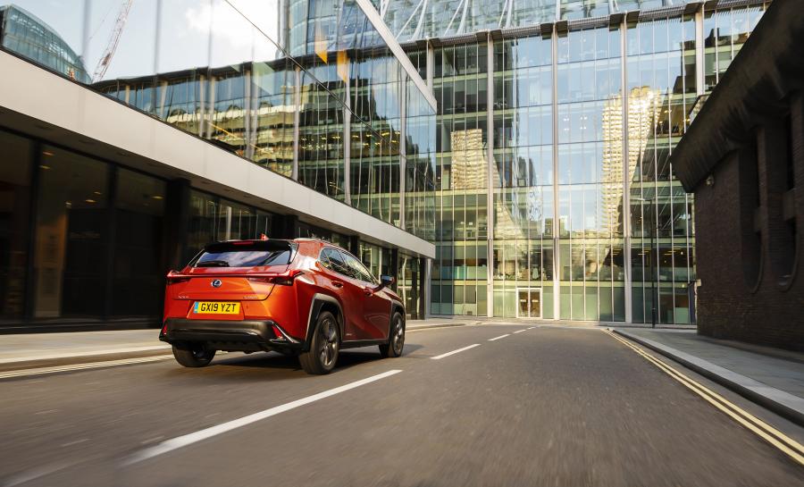  Lexus UX250h F-Sport 2019 года  (UK) (фото 32 из 40)